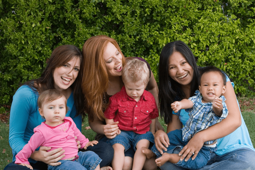 Moms spending time together Making Mom Friends